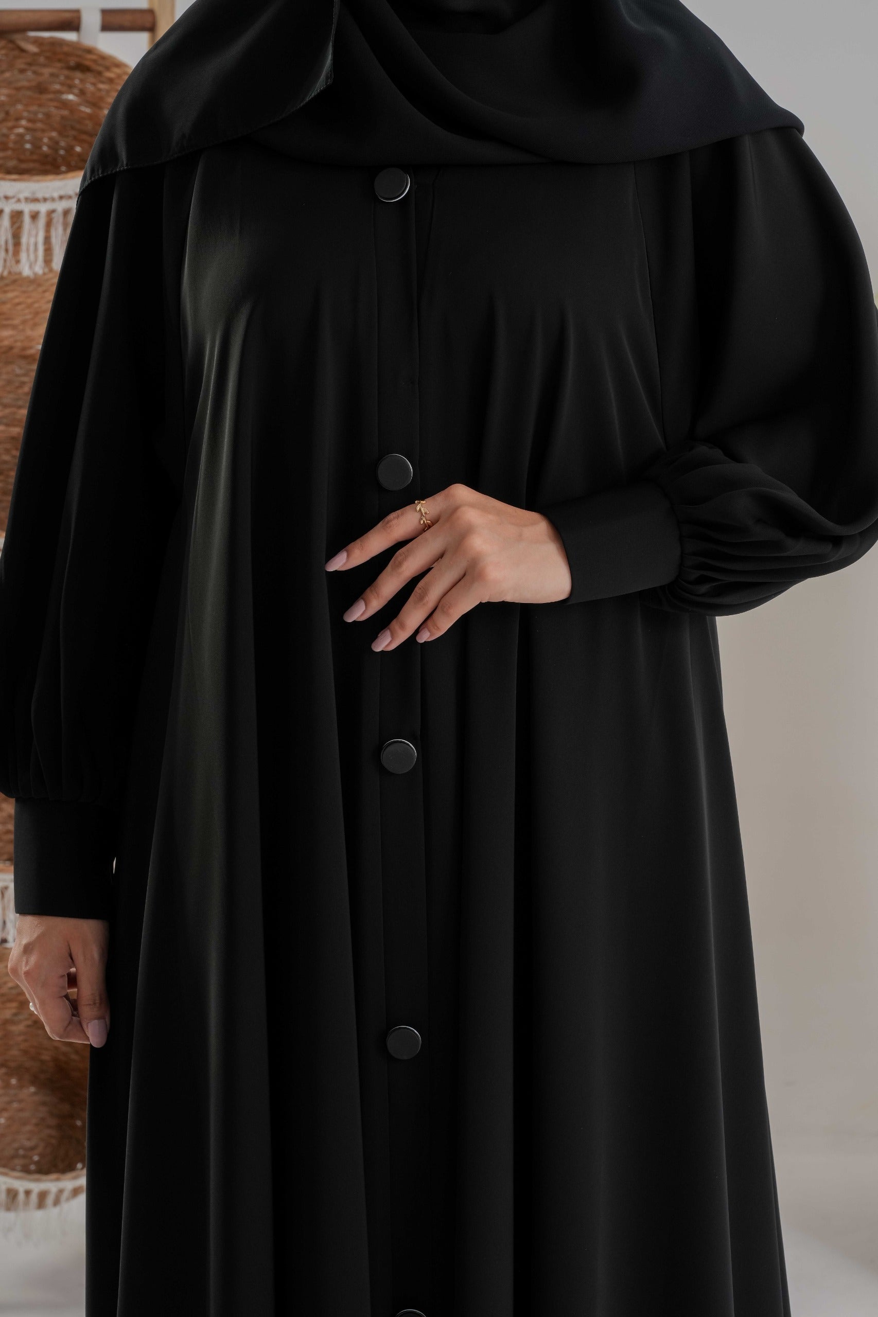 Black Cuffed Abaya | عباية سوداء مكفوفة